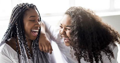 两个青少年通过笑来公开表达他们的青少年情感. 